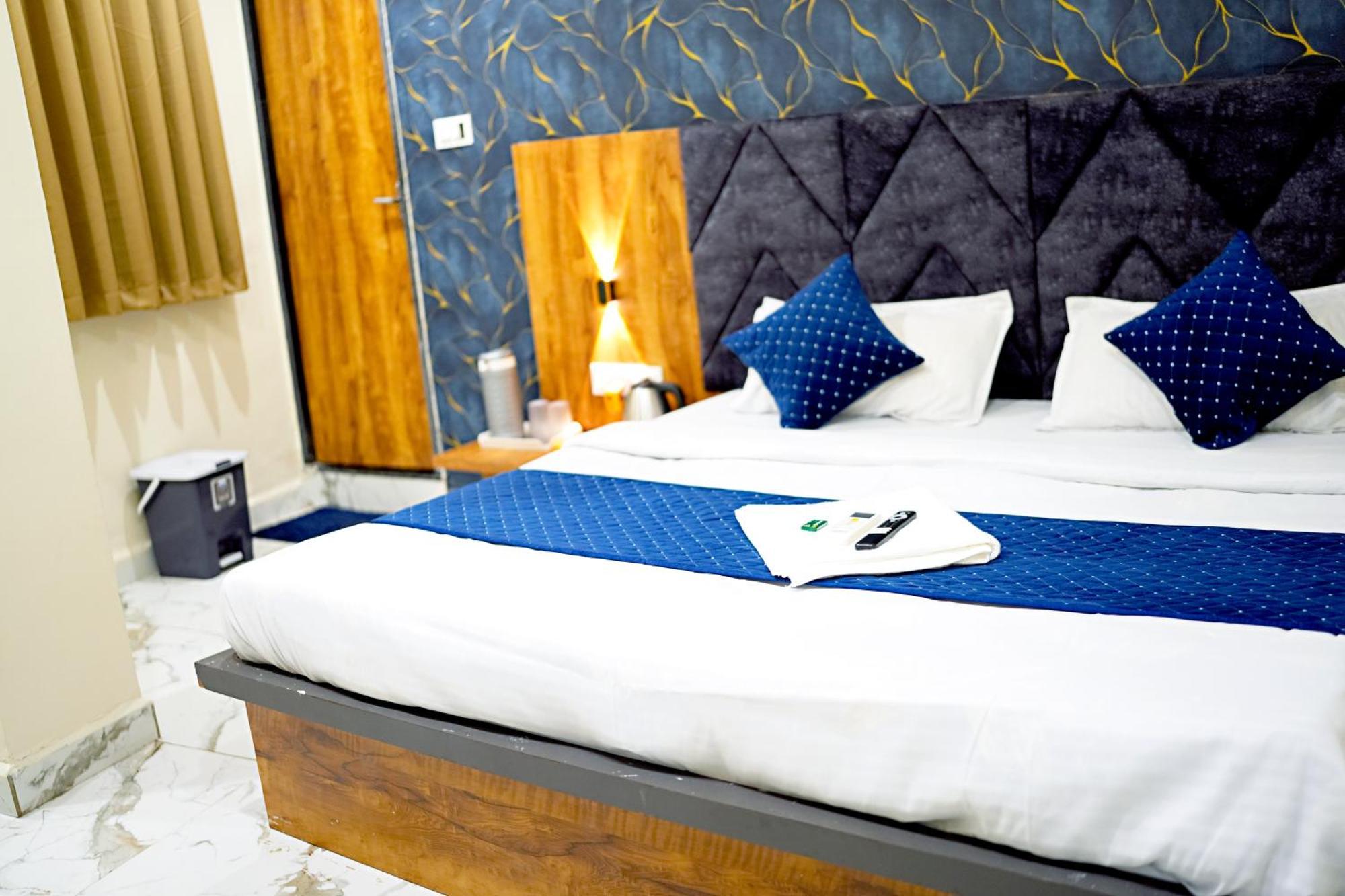 Hotel Mahalok Palace Ujjain Eksteriør bilde