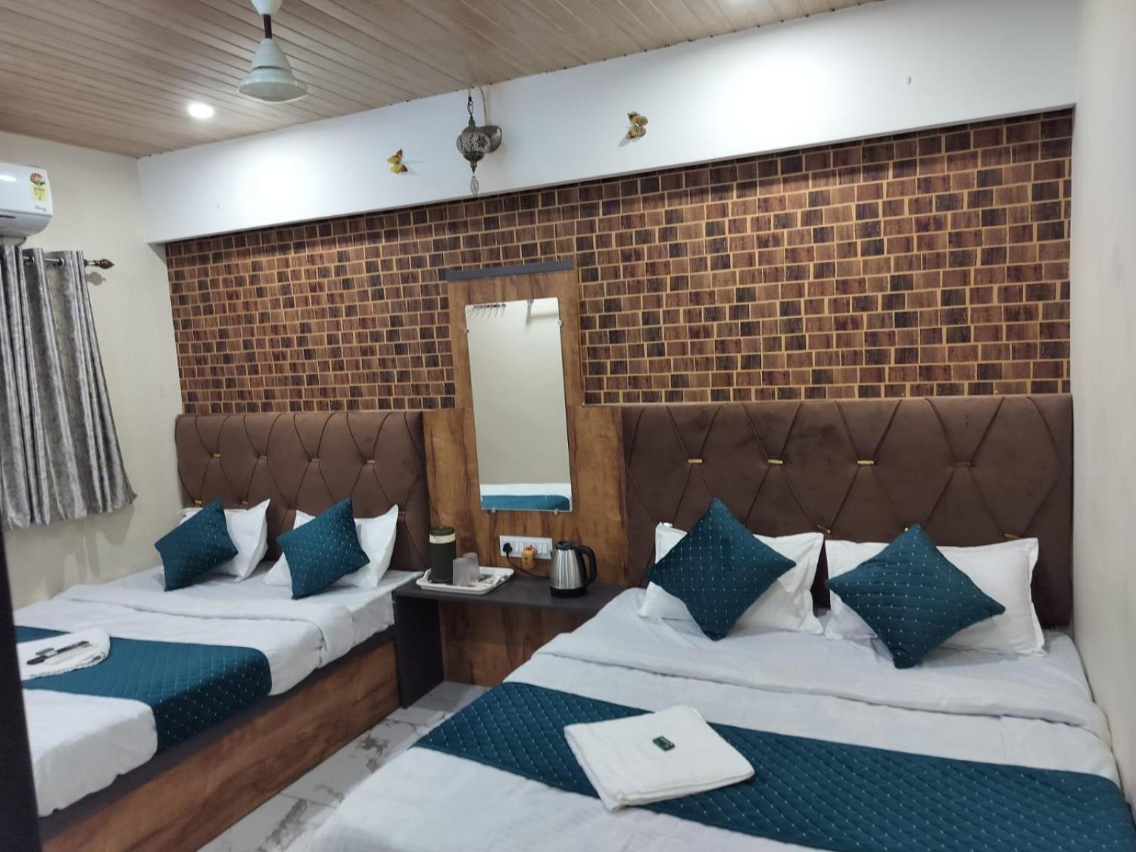 Hotel Mahalok Palace Ujjain Eksteriør bilde